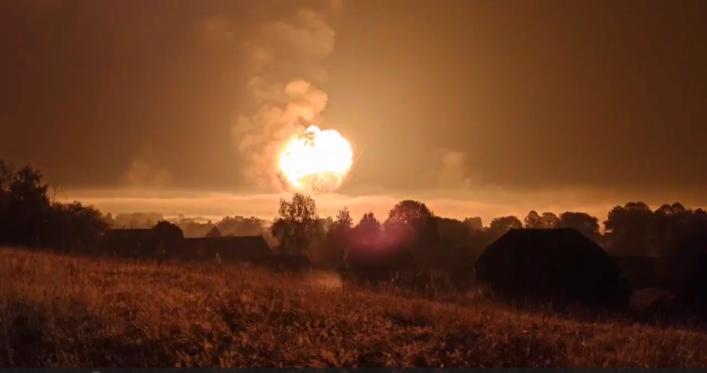 In Toropets, Tver Region, a drone exploded a super-storage facility for ammunition. Each storage facility in the arsenal can hold up to 240 tons.